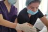 Specialisti del centro medico per vittime di ustioni curano un paziente del Nagorno-Karabakh. fb