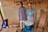 Un uomo e una donna nigeriani sorridono con il loro nuovo apparecchio per fare marmellate. csi