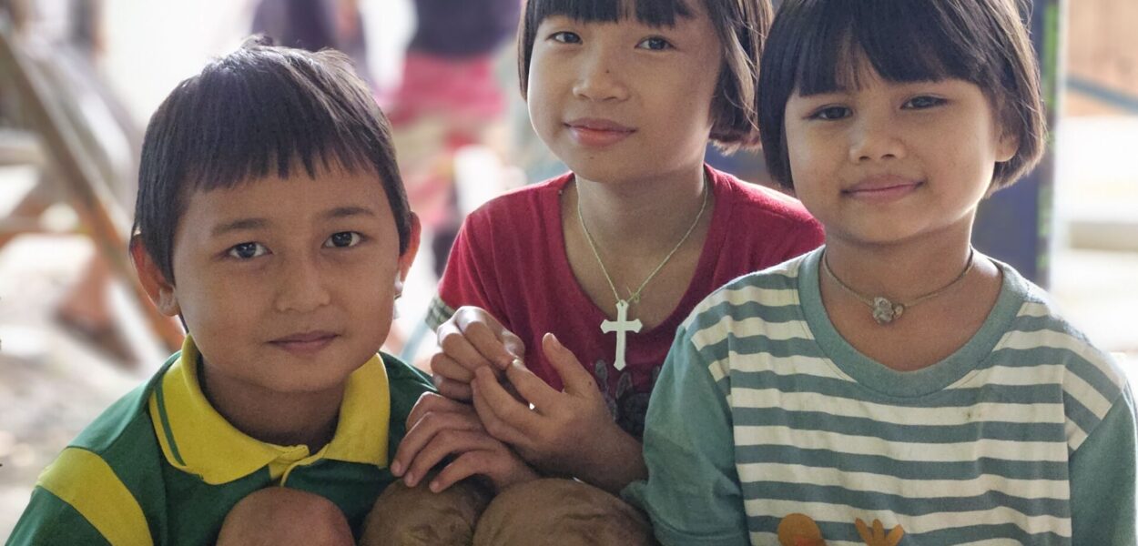 3 bambini Karen da un campo profughi in Myanmar ora vivono in Thailandia dove possono andare a scuola.