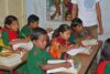 Chi è il/la più veloce? I bambini scrivono “buongiorno” in inglese, tedesco e bangladese nel quaderno (csi)