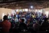 Sala gremita di una grande assemblea cristiana durante una funzione religiosa in Nigeria. csi