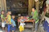 Bambini del Myanmar in fila per ricevere un regalo di Natale dalla collaboratrice di CSI. csi