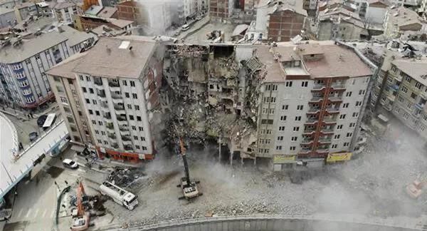 Palazzo crollato dopo il terremoto in Siria