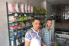 Hashem e Zakaria nel loro nuovo negozio: guardano al futuro con fiducia (csi)