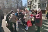 I nostri partner distribuiscono beni d’aiuto a persone bisognose nella città di Kiev. Cas