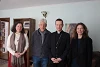 John Eibner con il Vescovo Mykola Petro Lutschok, amministratore apostolico della diocesi di Mukačevo, e Mira Milavec di Caritas-Spes. A sinistra, l’interprete della diocesi. csi