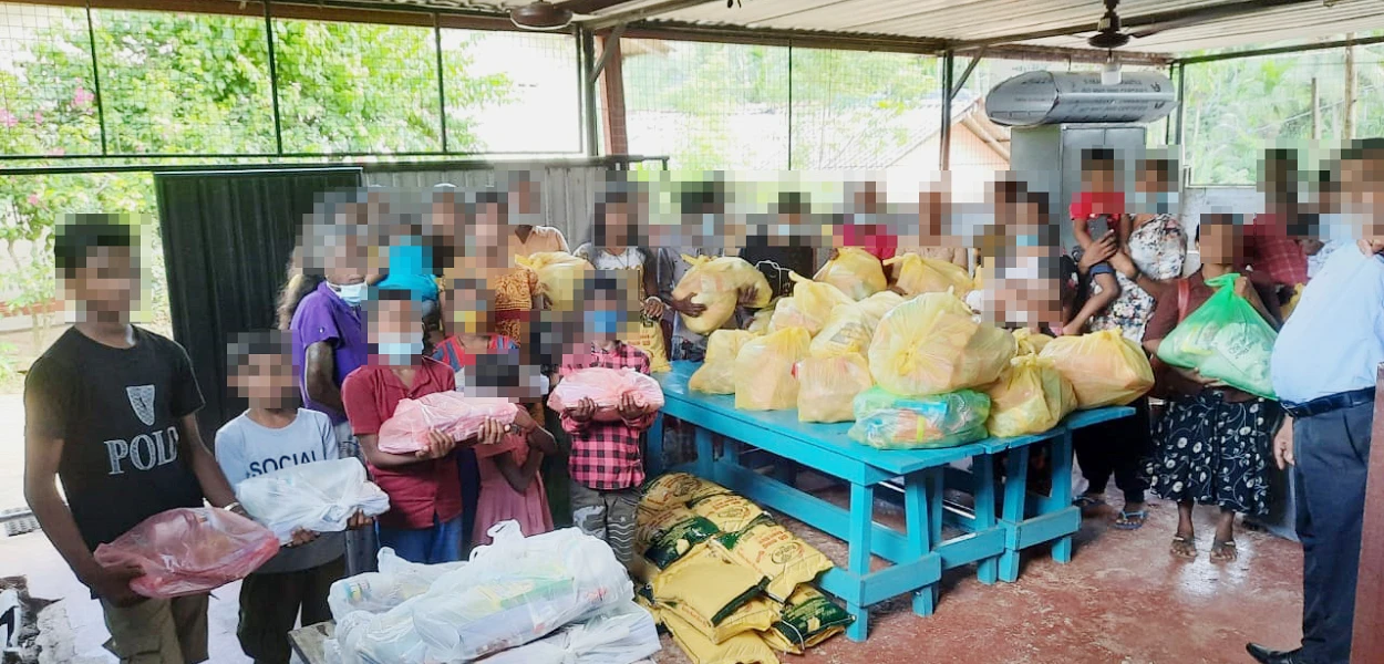 Questi bambini e le persone che se ne occupano sono stati fra i primi beneficiari della distribuzione di viveri di CSI. csi