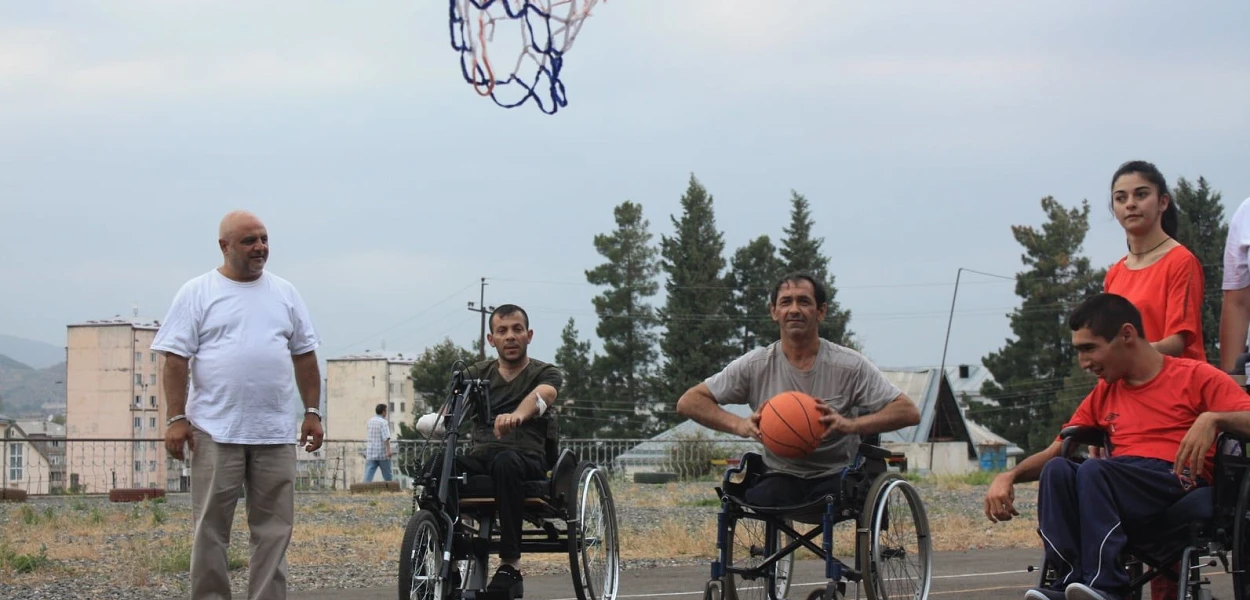 Momento di sport al centro di riabilitazione di Stepanakert (Nagorno-Karabakh): un aiuto a disabili di guerra e a persone portatrici di handicap. csi