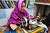 La giovane pakistana Aneeta cuce alla sua macchina da cucire. csi
