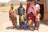 Mary Albasha Koko (sopra, seconda da destra) si trova di fronte al nulla con la sua famiglia. Come la maggior parte degli abitanti di Tabania, ha un disperato bisogno di cibo a causa dei raccolti distrutti. csi