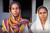 Pakistan: le ragazze cristiane Mafia e Shazida davanti alla loro scuola distrutta a Jaranwala. csi