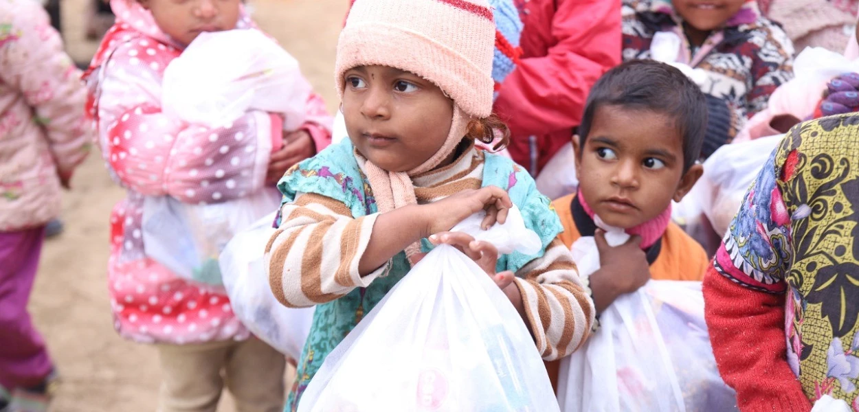 Bambini pachistani stringono ognuno a sé un sacco contenente materiale scolastico. csi