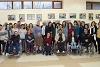 Il team di specialisti del centro di riabilitazione con Vardan Tadevosyan (al centro) e alcuni pazienti. Dopo la fuga, la maggior parte di loro ha potuto essere ospitata nei dintorni della capitale armena Erevan. fb