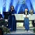 Donna e ragazza su un palco cantano insieme a una festa di Natale a Damasco.