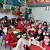 Bambini gioiosi alla festa di Natale in una scuola sostenuta da CSI in Egitto.