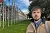 Primo piano di Joel Veldkamp (CSI) e della fila di bandiere delle nazioni davanti alla sede dell'ONU a Ginevra.
